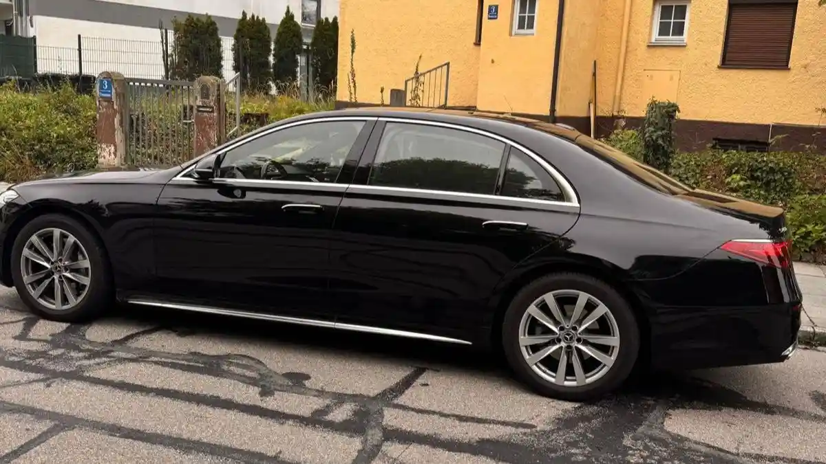 سيارة خاصة مع سائق في سويسرا