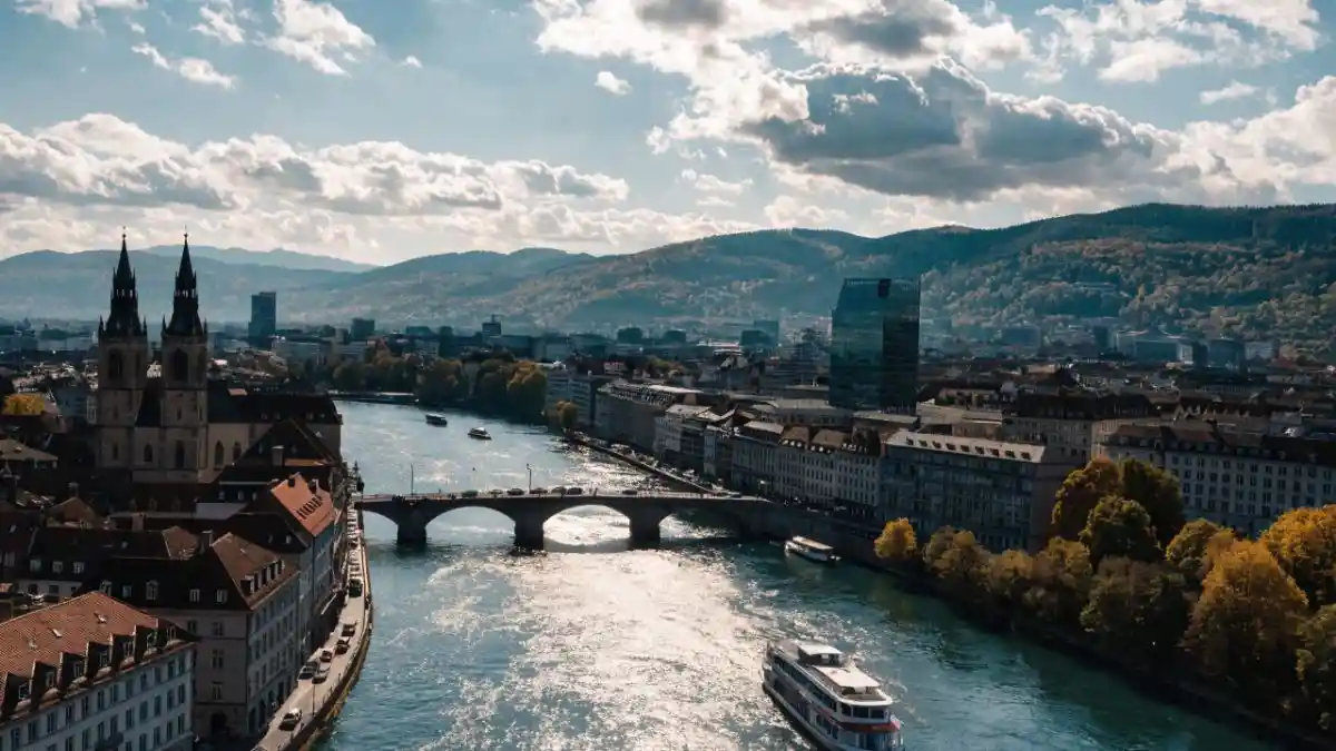 سيارة مع سائق في زيورخ