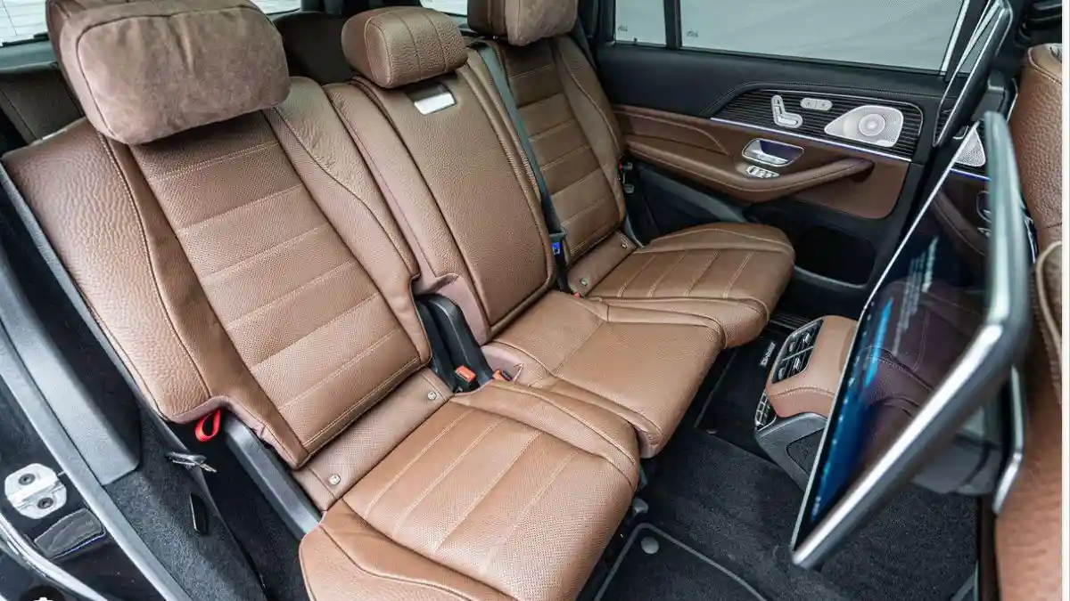 سيارة مع سائق في سويسرا